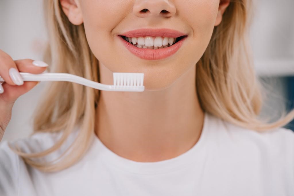 How to Whiten Your Teeth at Home